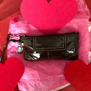 🌷♥️❤️👜🌸🌹🔥coach brown patent leather wristlet